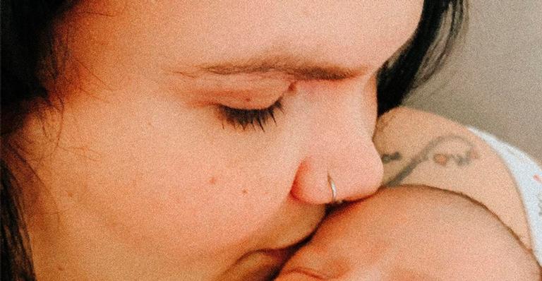 Thais Carla encanta ao surgir com a filha recém-nascida sorrindo: ”Não quero mais sair de casa”