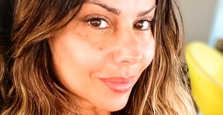 Com microbiquíni, Viviane Araújo deixa seios em destaque e vira assunto na web: ”Sorte do namorado”