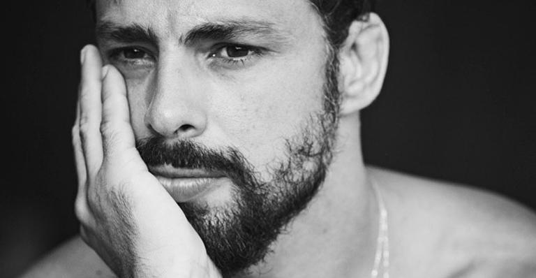 Cauã Reymond mostra momento raro com a filha e comemora: ”Ela chegou”