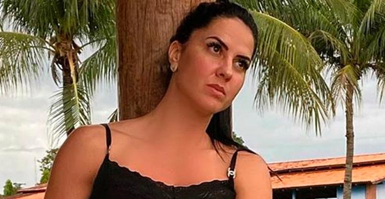 Noiva de Zezé di Camargo, Graciele Lacerda posa para o amado com shortinho em momento descontraído: ”Flagrada”