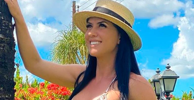 Noiva de Zezé, Graciele Lacerda bota corpão pra jogo de biquíni: ”Belas pernas”