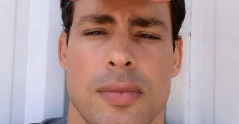 Cauã Reymond relembra clique em dia de praia e fãs elogiam: ‘Saudades do mar’