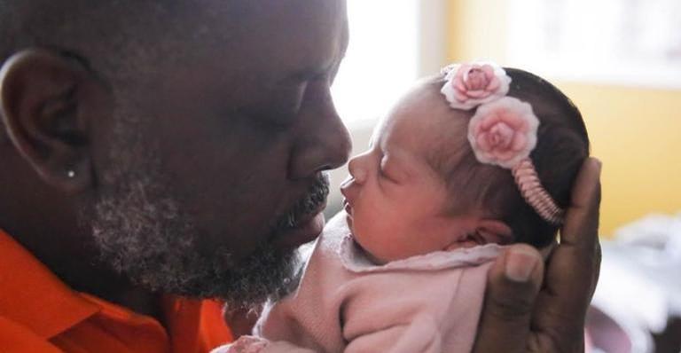 Fofura! Péricles comemora segundo mês da filha e encanta a web