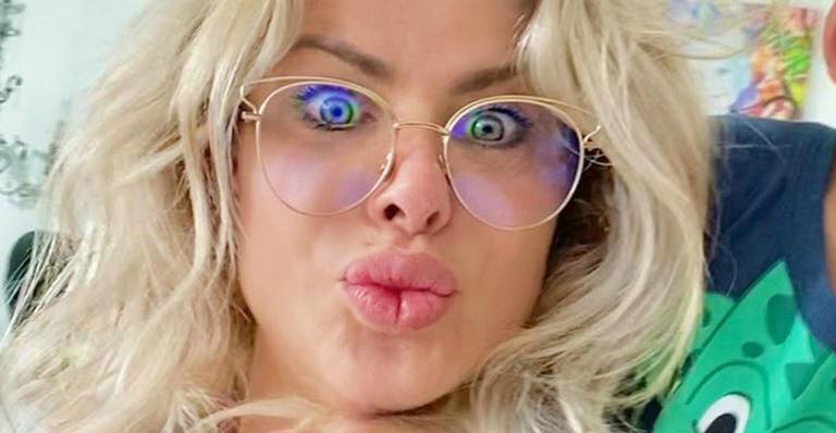 Karina Bacchi encanta seguidores ao dividir momento ao lado do filho e do esposo