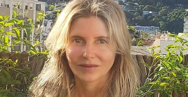 Lembra dela? Maria Padilha surge de biquíni em sua cobertura e exibe corpo de mocinha