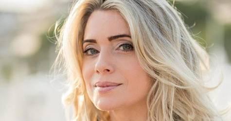 Letícia Spiller posa com a cara no sol e dá dica para os fãs: ‘Ajuda a combater a depressão’