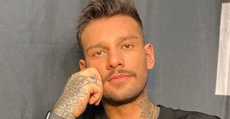 Lucas Lucco raspa o próprio cabelo e surpreende seguidores