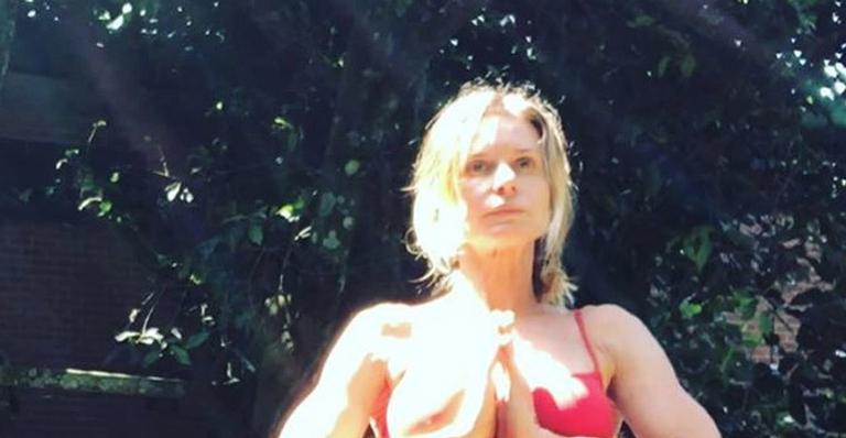 Paula Burlamaqui faz ioga com calcinha cavada e exibe pernas definidas aos 53 anos