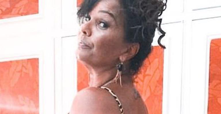 Aos 62 anos, Solange Couto empina o bumbum de camisola curtíssima e exibe corpo magérrimo
