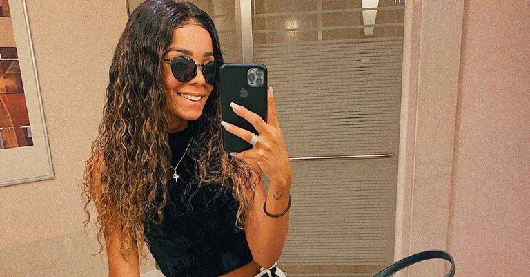 Brunna Gonçalves posa plena de pijama e se diverte com os fãs sobre quarentena