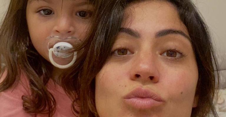 Carol Castro explode fofurômetro ao surgir com fantasia igual a da filha
