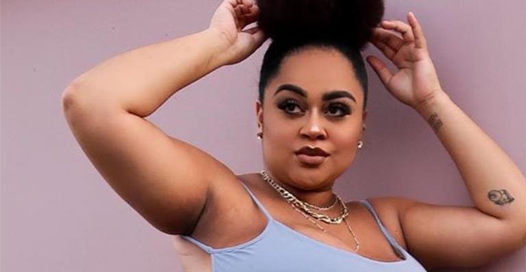 Ex-BBB Rízia Cerqueira posa com o barrigão marcando em vestido coladíssimo: ”Meu buchão”