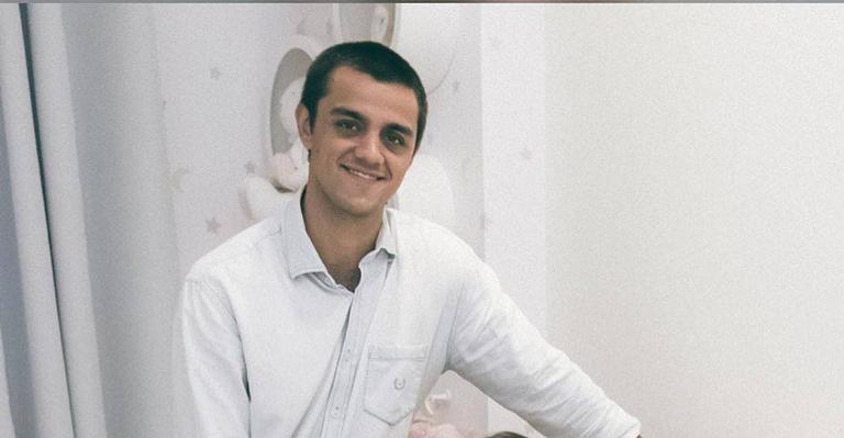 Felipe Simas encanta a web ao surgir dando todo seu amor pelo caçula: ‘A graça traz o sorriso sincero’