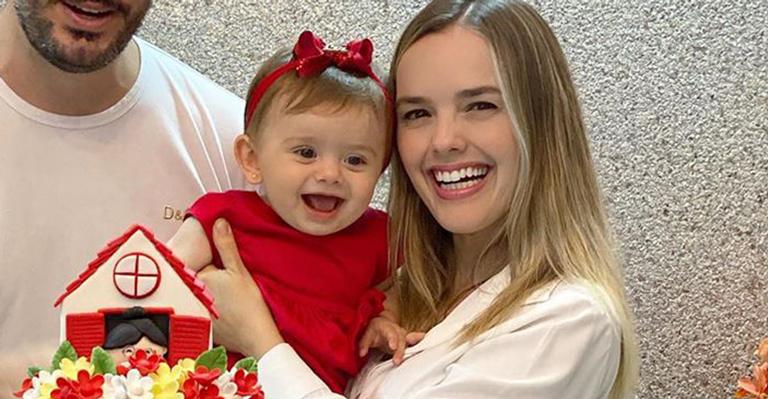 Filha de Thaeme Mariôto explode o fofurômetro ao surgir vestida de Mulher Maravilha: ”Salvou meu dia”