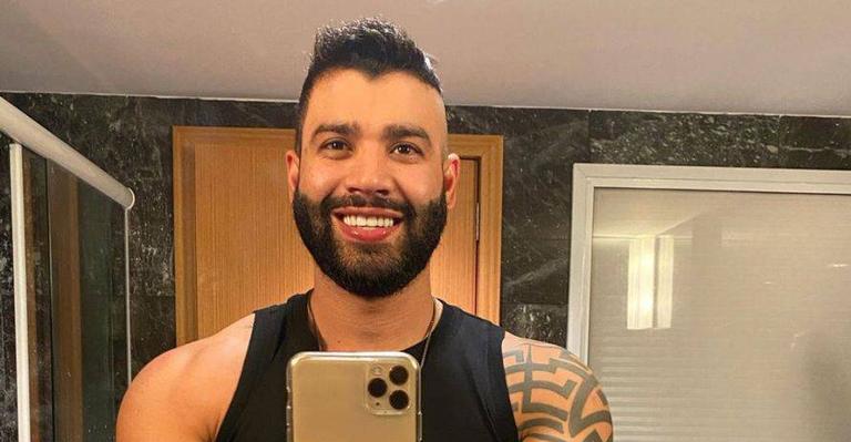 Gusttavo Lima posa com carrão de luxo e se diverte na web: ‘In zona rural…’