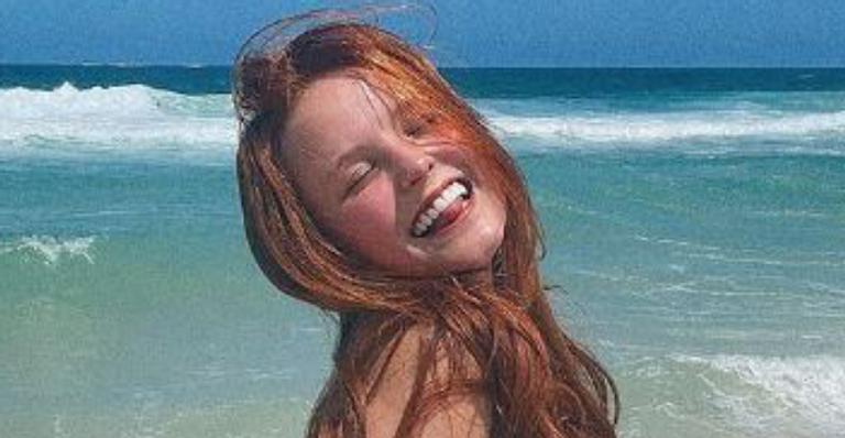 Larissa Manoela ostenta corpão violão em clique de biquíni e impressiona fãs
