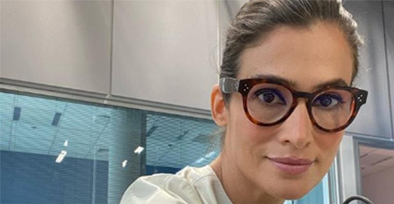 Renata Vasconcellos posa pleníssima nos bastidores do JN e deixa escapar a marmita