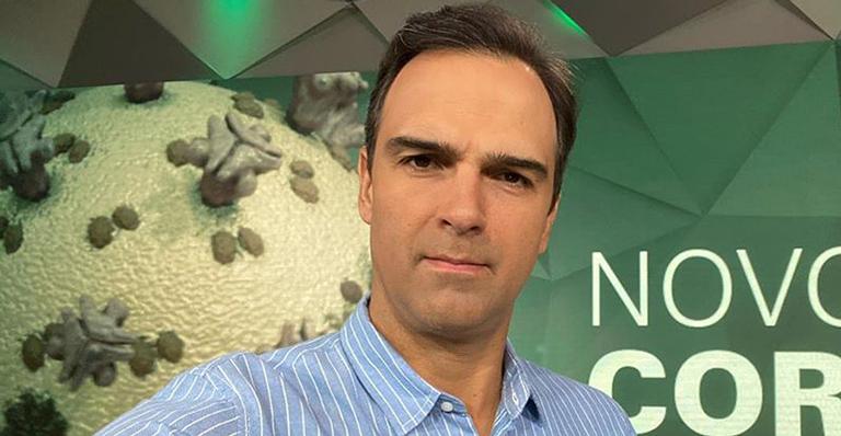 Tadeu Schmidt toma atitude drástica contra o Coronavírus e mostra celular protegido: ”Decidi embrulhar”