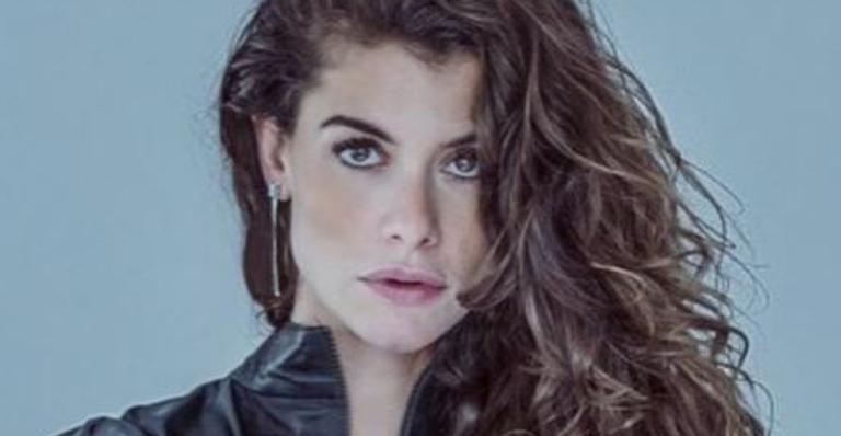 Alinne Moraes mostra bumbum perfeito em clique de biquíni durante quarentena