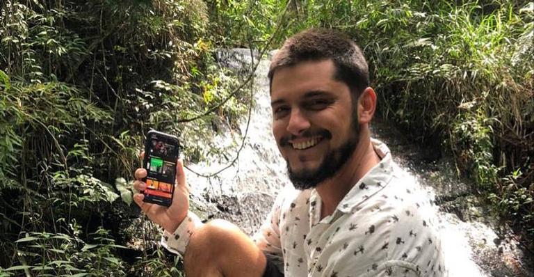 Bruno Gissoni posa com ave em seu braço e encanta seguidores