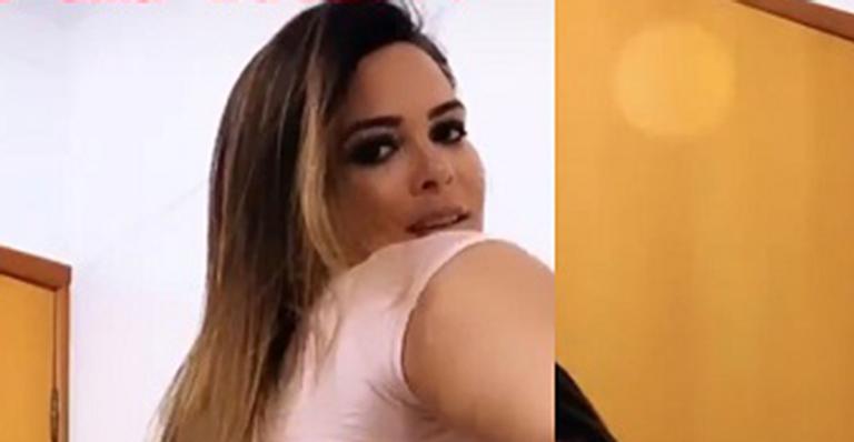Geisy Arruda tenta equilibrar rolo de papel higiênico nas partes íntimas e desabafa: ”É uma luta”