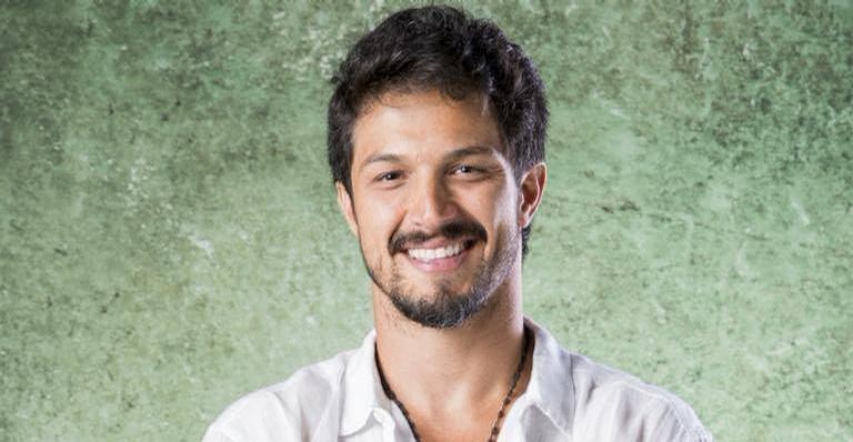 Rômulo Estrela faz homenagem comovente para Armando Babaioff