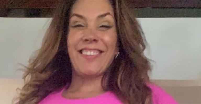 Simony posa com maiô cavadíssimo e exibe virilha poderosa: ”Posto tudo o que eu quiser”