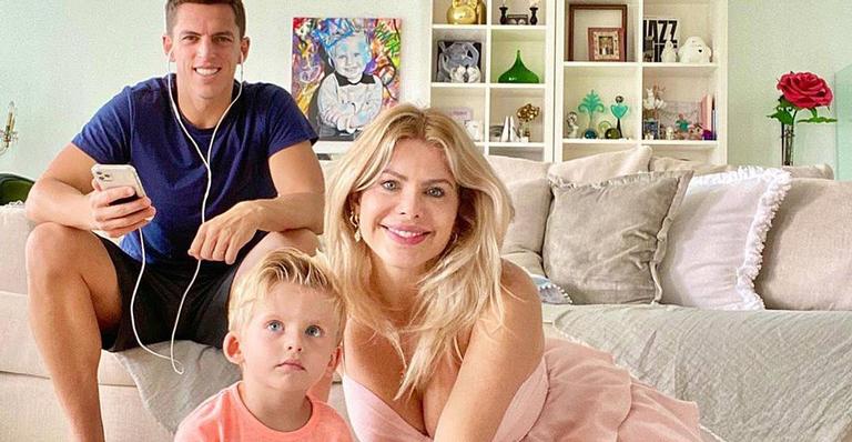 Amaury Nunes e Karina Bacchi se divertem com o filho durante jogo de futevôlei