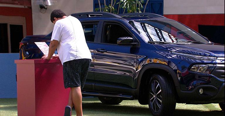 BBB20: Babu Santana encontra carro zero no gramado e fãs cravam: ”Vai ser dele”