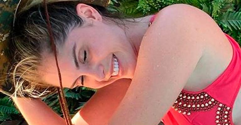 Bárbara Evans aposta em maiô aberto e deixa bumbum em destaque: ”Não tenho estruturas”