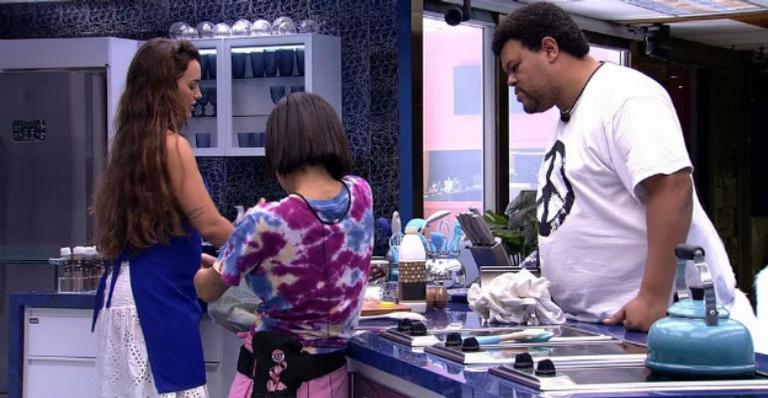 BBB20: Brother orienta sisters a fazerem o bolo para Rafa e Manu elogia: “Nossa Babu, você é muito bom na cozinha”