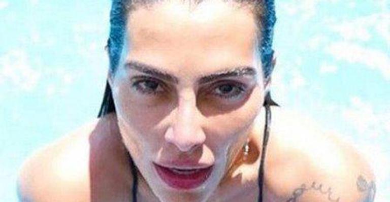 Cleo posa durante banho de piscina exibindo corpo avantajado: ”Um espetáculo de mulher”