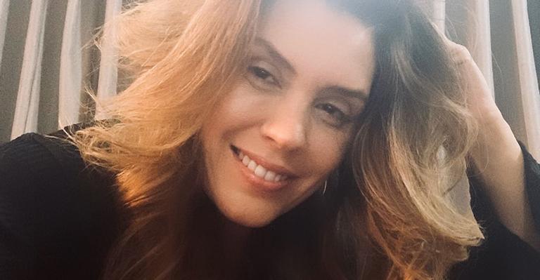 De biquíni, Simony exibe bumbum com celulite e celebra beleza real: ”Uma mulher sem filtro”