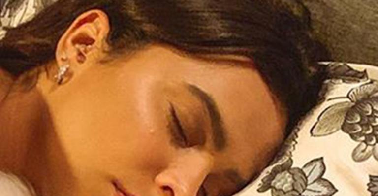 Ex-BBB Emilly Araújo expõe intimidade e aparece dormindo acompanhada: ”Que fofura vocês dois”