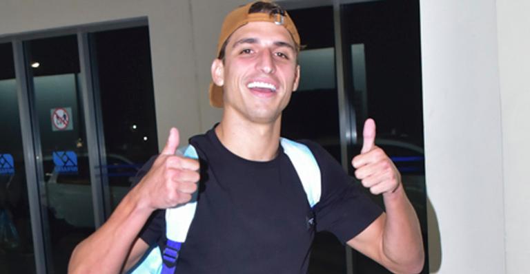 BBB20: Eliminado, Felipe Prior é tietado por fãs em aeroporto de São Paulo