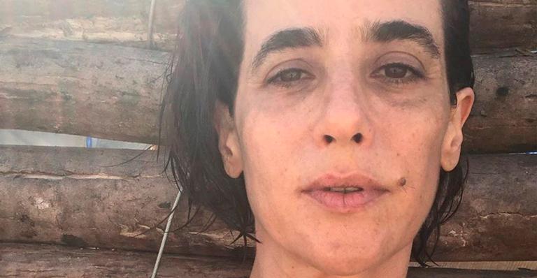 Aos 47 anos, Mariana Lima dispensa maquiagem e filtros e exibe beleza ao natural: ”Muita olheira”