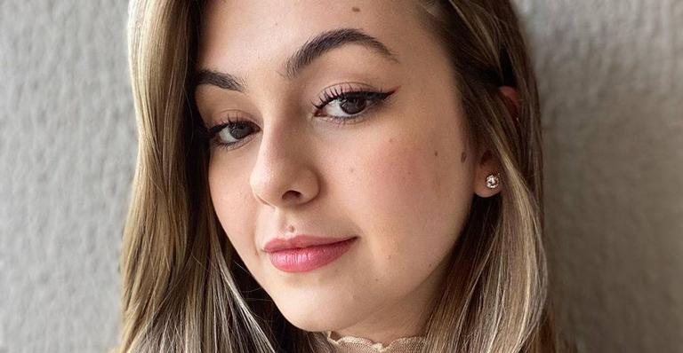 Sem sair de casa, Klara Castanho posa de biquíni para pegar um sol: ‘Arrumando um jeito’