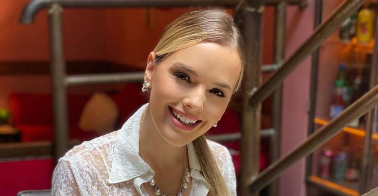 Thaeme não se aguenta com fofura da filha ao clica-la vestida de jardineira