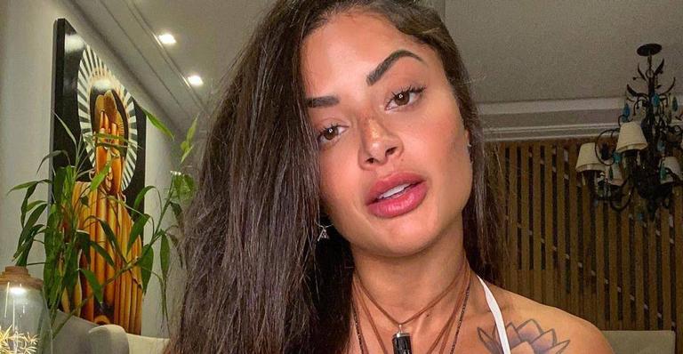 Só de biquíni, Aline Riscado posa com gato de estimação e deixa fãs babando