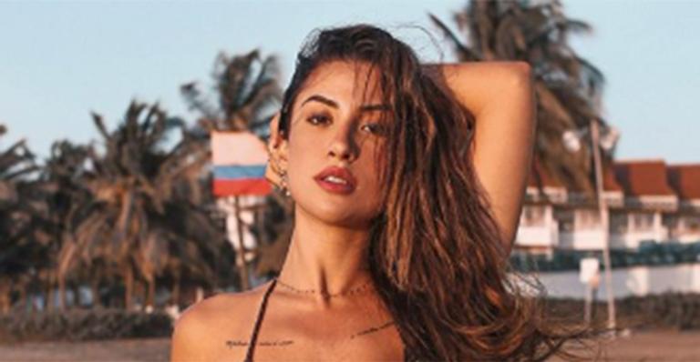 Ex-BBB Bianca Andrade posa com biquíni cavadíssimo e deixa tatuagens íntimas à mostra