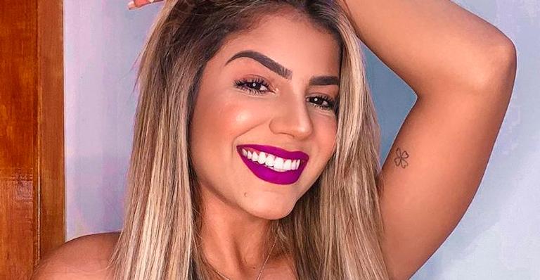 Ex-BBB Hariany Almeida exibe barriga trincada e entradinhas na cintura com look ousado