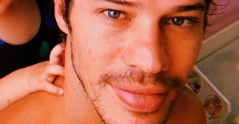 José Loreto registra momento fofíssimo com a filha e seguidores cravam: ”É a sua cara”