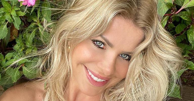Karina Bacchi impressiona fãs ao mostrar bagunça em seu closet: ‘Tirar roupas pra doação’