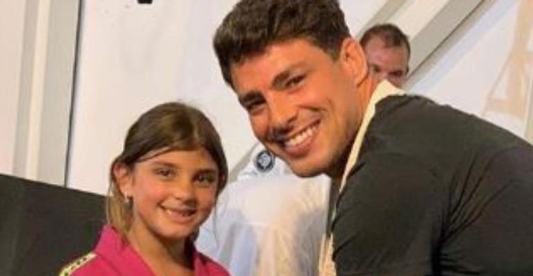 Paizão! Cauã Reymond ajuda a filha nas tarefas domésticas e momento encanta fãs