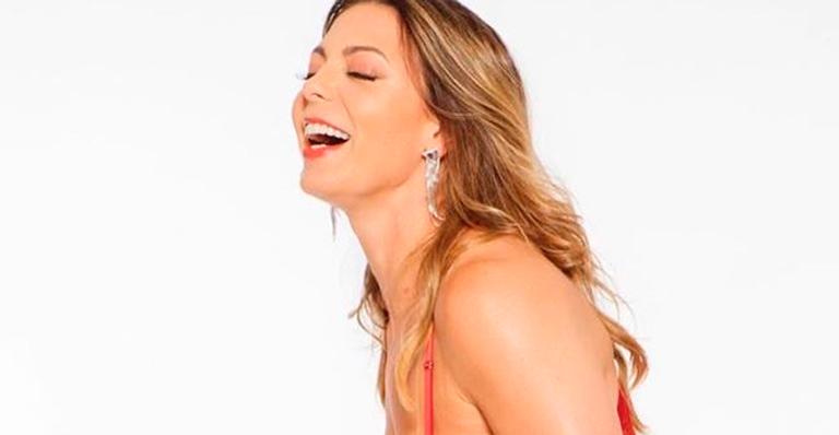 Sheila Mello aposta em vestido com fenda profunda e exibe pernões: ”Um luxo”