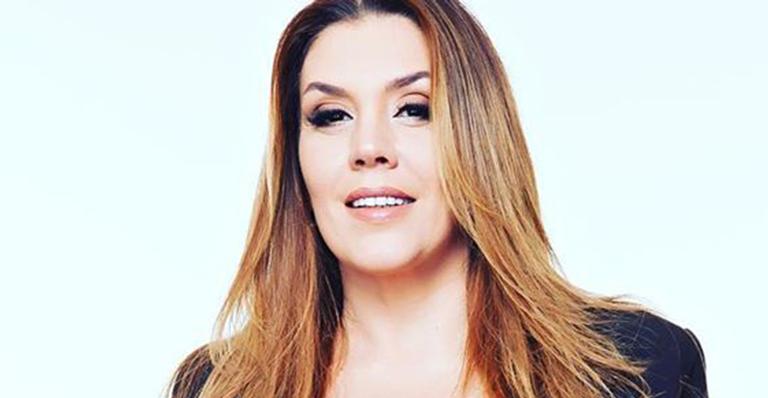 Aos 43 anos, Simony surge de calça de couro e body transparente em foto ousada