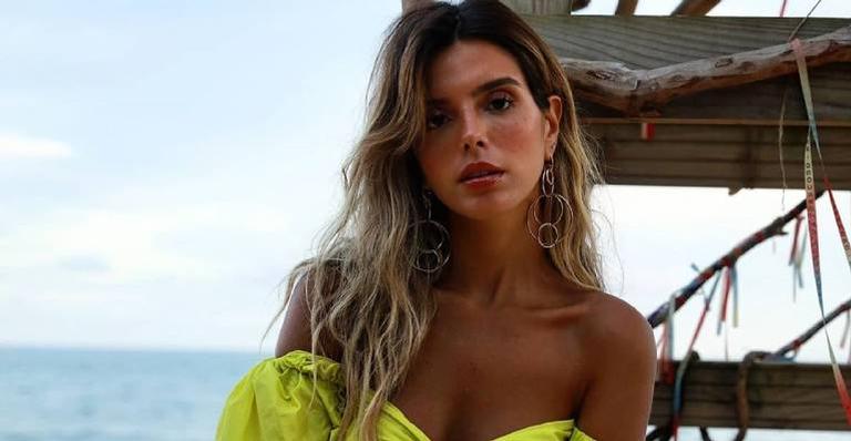 Giovanna Lancelloti surge só de biquíni ao lado da mãe e da irmã e beleza de família impressiona
