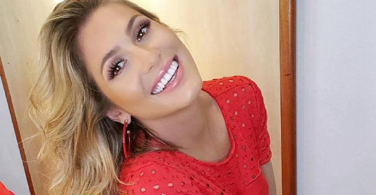 Lívia Andrade refresca calor em banho de piscina e corpo escultural arranca suspiros
