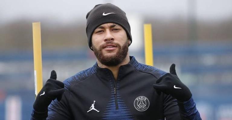 Neymar Jr. se diverte em jogo de futebol com os cachorros de estimação
