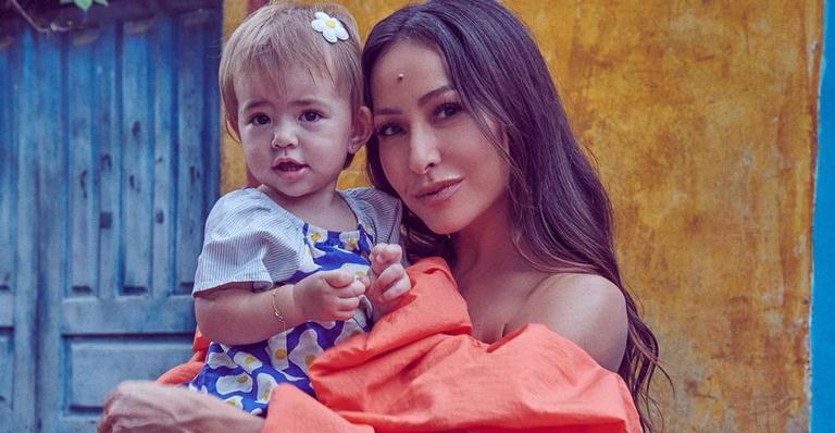 Filha de Sabrina Sato surpreende ao usar álcool em gel sozinha